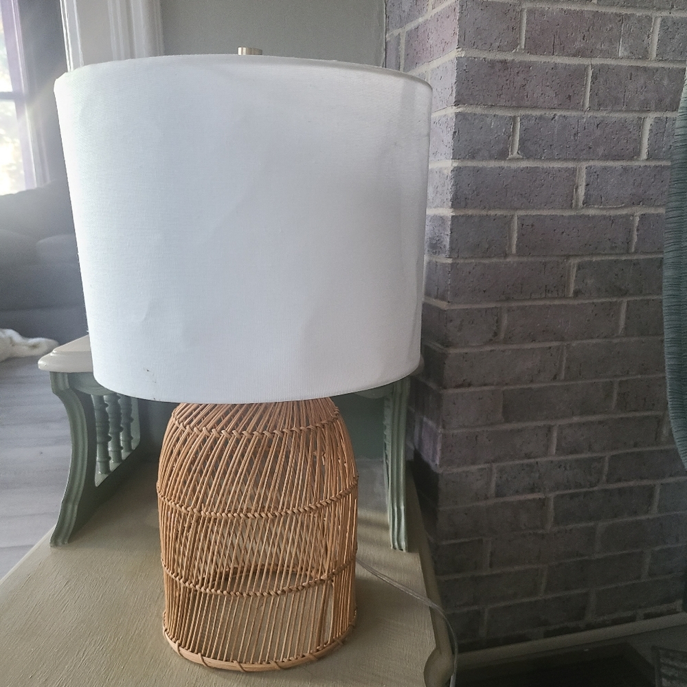 Wicker table lamp